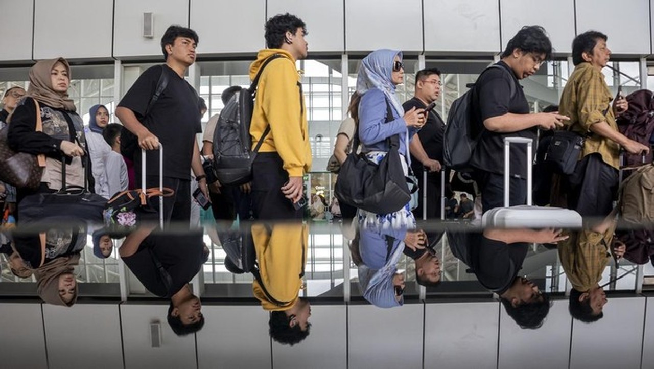 Foto Ilustrasi Antrean Warga Naik Transportasi Untuk Liburan: (antara Foto/abdan Syakura)