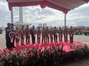 Pramono Anung Serahkan 14 Unit Mobil Damkar Hibah untuk Bekasi, Tangsel, hingga Karo