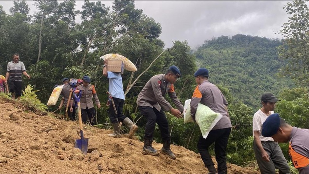 Polisi Bantu Evakuasi Warga Terdampak Longsor Di Lebak (foto: Dok. Polda Banten)