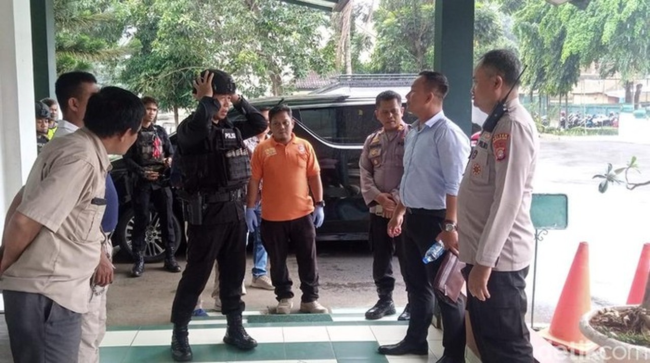 Foto: Sebanyak 10 Sekolah Di Kota Depok Mendapat Ancaman Bom Dari Pihak Tak Dikenal. Polisi Mendatangi Tkp Untuk Memastikan Sekolah Tersebut Dalam Kondisi Aman. (dok Ist)