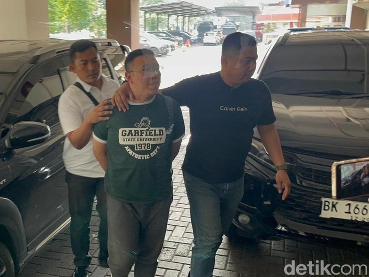 Samuel, Pembeli Tanah Yang Mengusir Nenek Elina, Ditangkap. (praditya Fauzi Rahman/detikjatim)