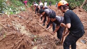 Longsor Terjang Pandeglang: 6 Rumah Rusak, Akses Jalan Menuju Objek Wisata Terputus