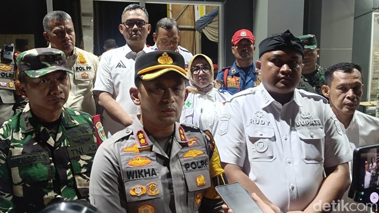 Kapolres Bogor Akbp Wikha Ardilestanto Meninjau Sejumlah Gereja Di Bogor, Rabu (24/12/2025). (foto: Rizky Adha/detikcom)