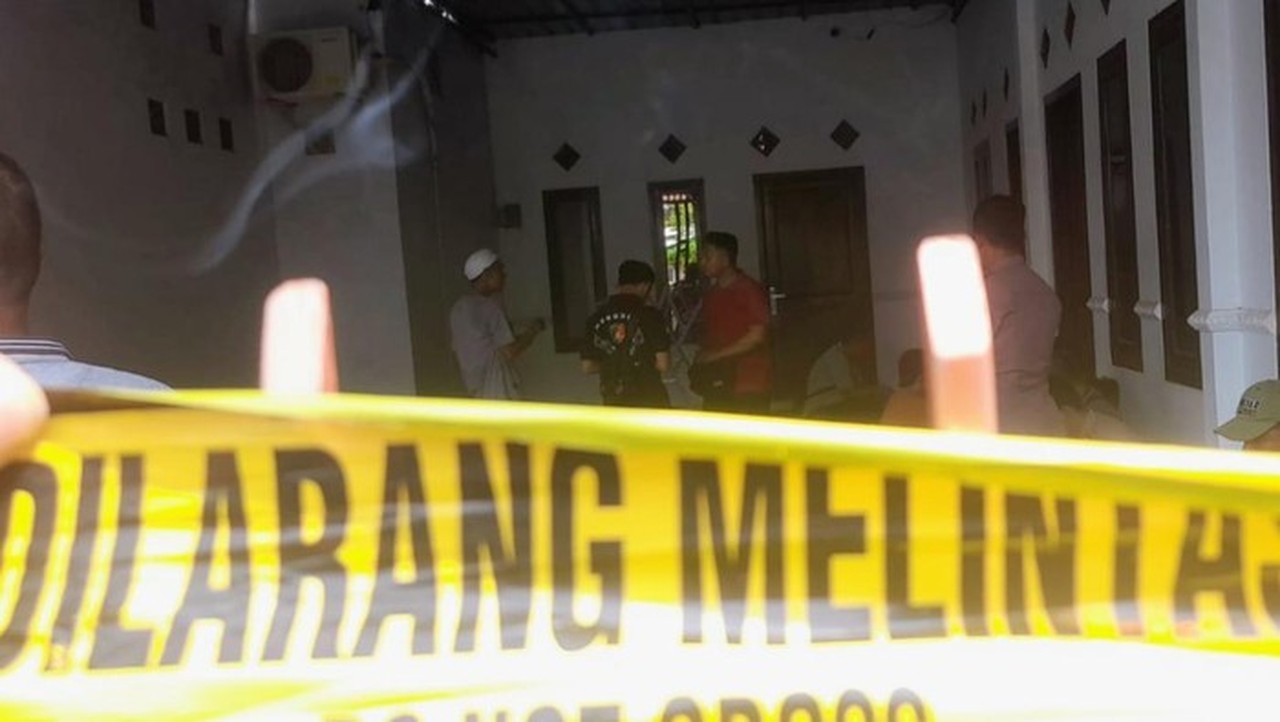 Foto: Olah Tkp Lokasi Sekeluarga Ditemukan Meninggal Di Besuki Situbondo, Jawa Timur. (istimewa)