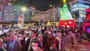 Jakarta Light Festival 2025: Bundaran HI Berhias Lampu Meriah, Warga Antusias Berburu Foto