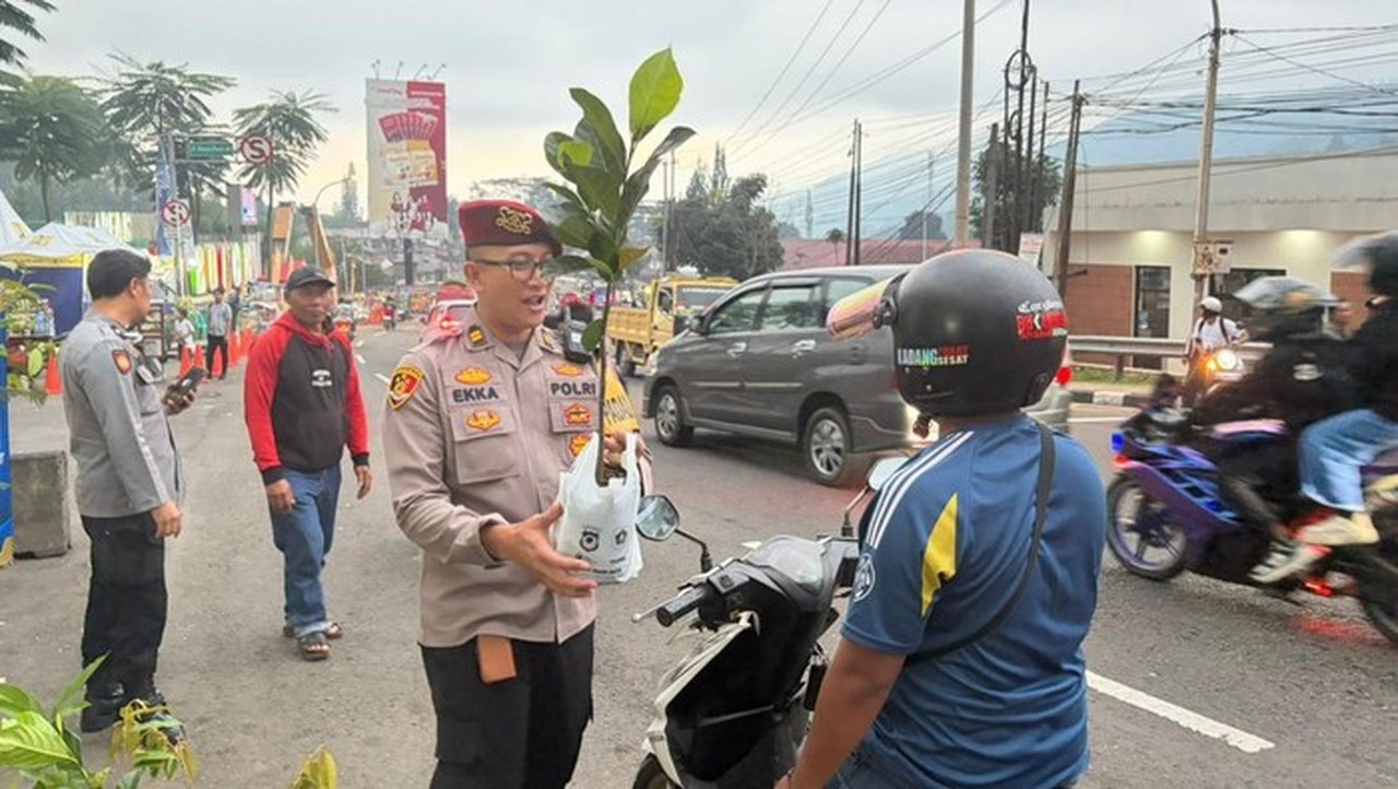 Foto: Polres Bogor Tidak Hanya Melakukan Pengamanan Lalu Lintas Natal Dan Tahun Baru Tapi Juga Membagikan Seribu Bibit Pohon Ke Masyarakat. (dok Istimewa).