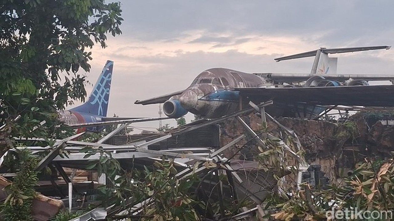 Foto: Puting Beliung Di Kemang, Bogor Mengakibatkan Bagian Pesawat Dari Gudang Pesawat Bekas Terhempas Dan Menimpa Rumah Warga. (m Sholihin/detikcom)