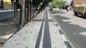 Guiding Block Palsu di Tangsel: Dicat Kuning Lalu Berubah Abu-abu, Warga Kecewa