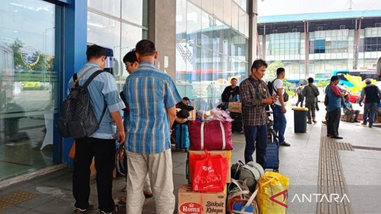 Foto: Pemudik Menunggu Keberangkatan Bus Di Terminal Terpadu Pulo Gebang, Jakarta Timur, Rabu (24/12/2025). Antara/siti Nurhaliza