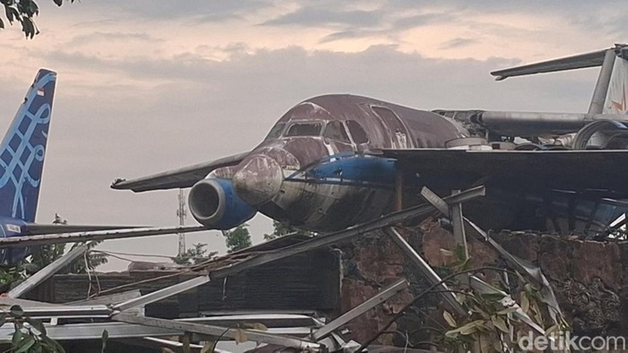 Foto: Penampakan Sayap Pesawat Bekas Timpa Atap Rumah Warga Di Bogor Terbawa Puting Beliung (sholihin/detikcom).