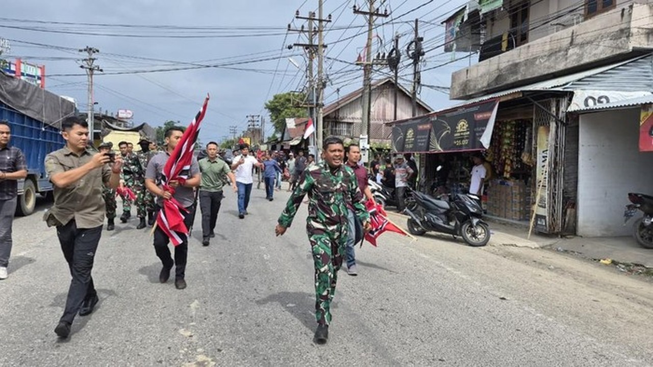 Foto: Tni Membubarkan Aksi Pengibaran Bendera Bulan Bintang Yang Dilakukan Sekelompok Orang. (dok Korem Lilawangsa)