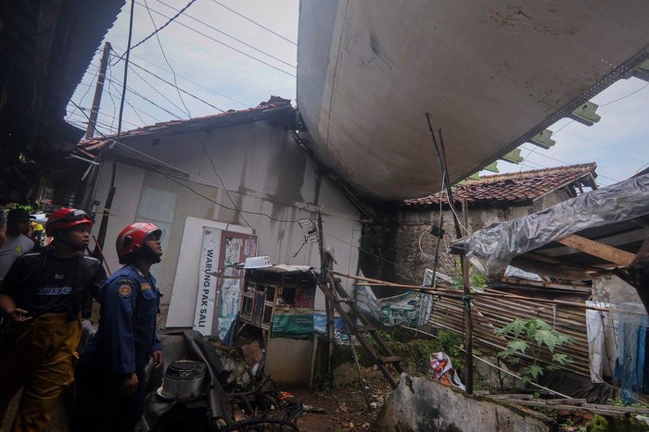 Rumah Di Bogor Rusak Tertimpa Sayap Pesawat (foto: Antara Foto/yulius Satria Wijaya)