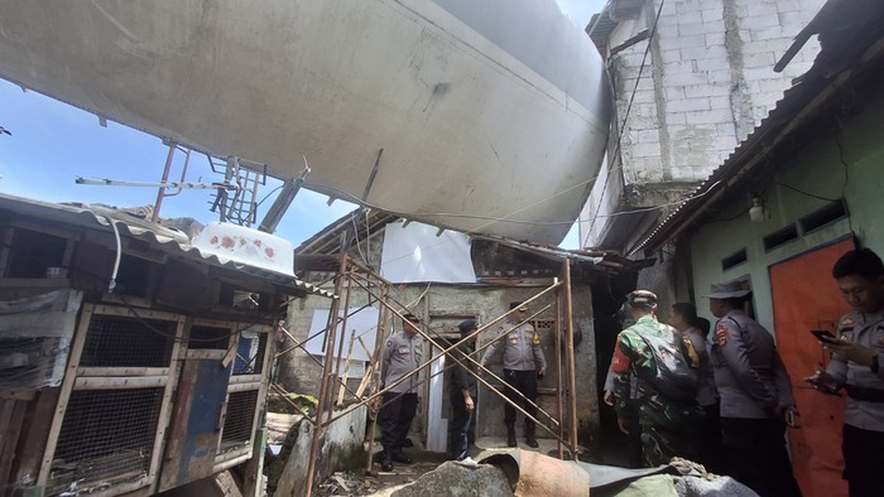 Penampakan Potongan Bangkai Pesawat Timpa Rumah Warga Di Bogor (sholihin/detikcom)