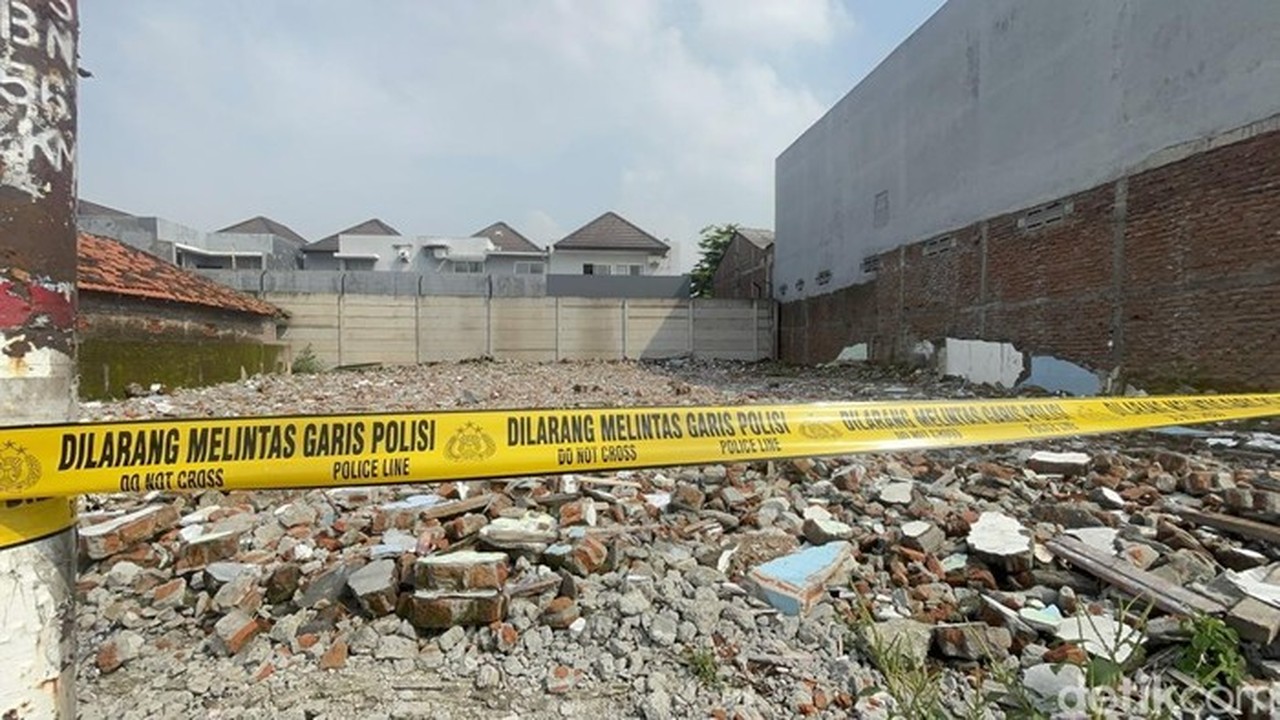 Rumah Nenek Elina Yang Rata Dengan Tanah Telah Dipasangi Garis Polisi. (aprilia Devi/detikjatim)