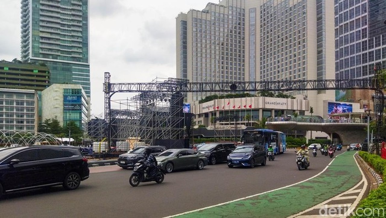 Panggung Perayaan Malam Tahun Baru 2026 Mulai Didirikan Di Bundaran Hi (foto: Mohammad Farrel/detikfoto)