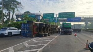 Truk Kontainer Terguling di Tol JORR, Lalin Arah Cikunir Macet Parah Hingga 1 Km