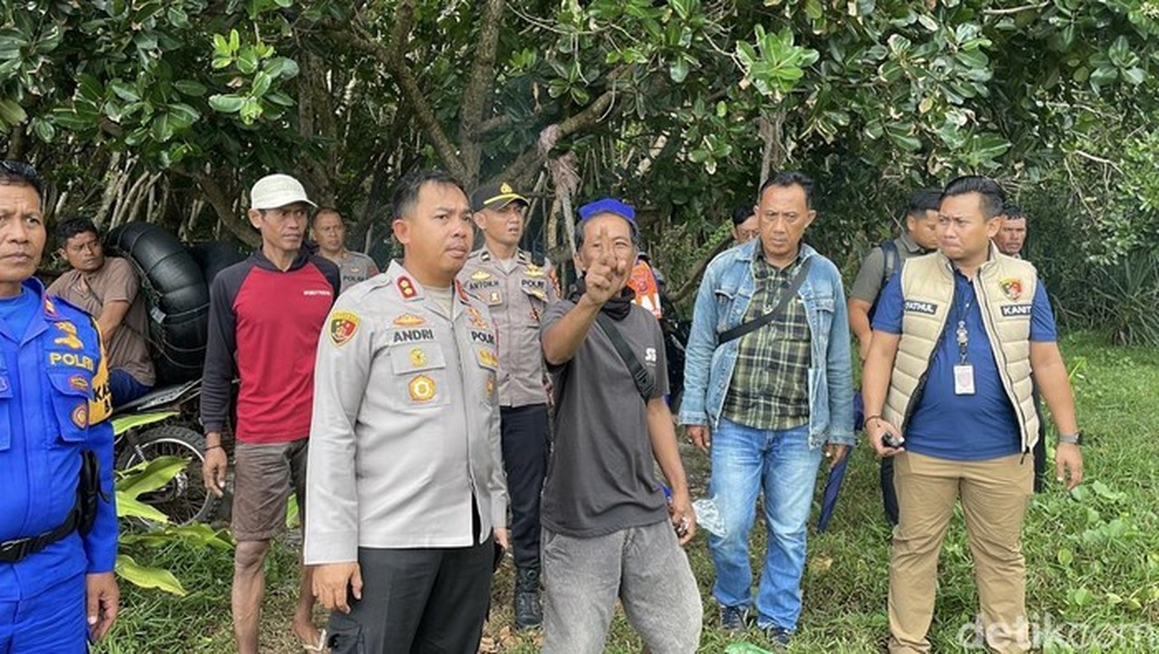 Kapolres Pangandaran Akbp Andri Kurniawan Memantau Insiden Penerjun Payung Jatuh. (aldi Nur Fadillah/detikjabar)