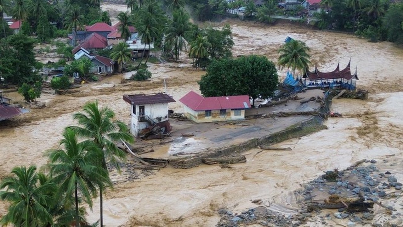 Foto Udara Sejumlah Rumah Bendungan Diterjang Banjir Bandang Di Kawasan Gunung Nago, Padang, Sumatera Barat, Jumat (28/11/2025). (foto: Antara Foto/iggoy El Fitra)