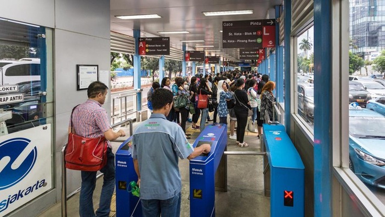 Ilustrasi Naik Transjakarta. (foto: Getty Images/asiandream)