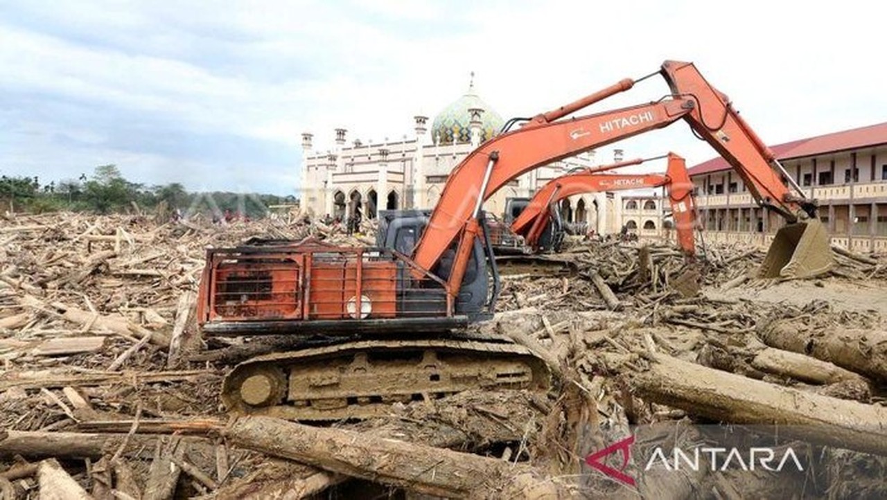 Petugas Mengoperasikan Alat Berat Untuk Membersihkan Gelondongan Kayu Di Pesantren Islam Terpadu Darul Mukhlishin, Desa Tanjung Karang, Aceh Tamiang, Aceh, Minggu (21/12/2025). (antara Foto/irwansyah Putra)