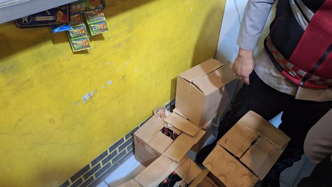 Foto: Polres Serang Menyita Ratusan Botol Minuman Keras Jelang Malam Tahun Baru. (dok. Istimewa)