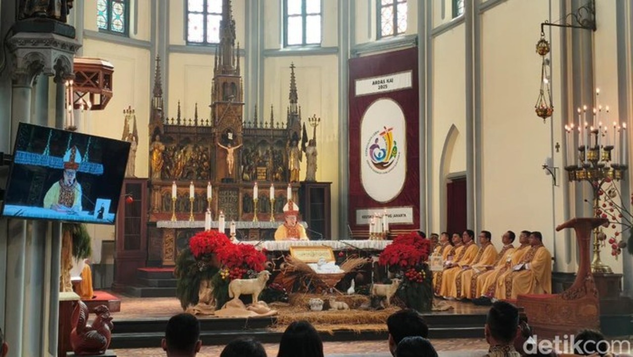 Uskup Agung Jakarta Kardinal Ignatius Suharyo Memimpin Ibadah Misa Pontifikal Di Gereja Katedral, Jakarta Pusat, Kamis (25/12/2025) (foto: Kurniawan/detikcom)