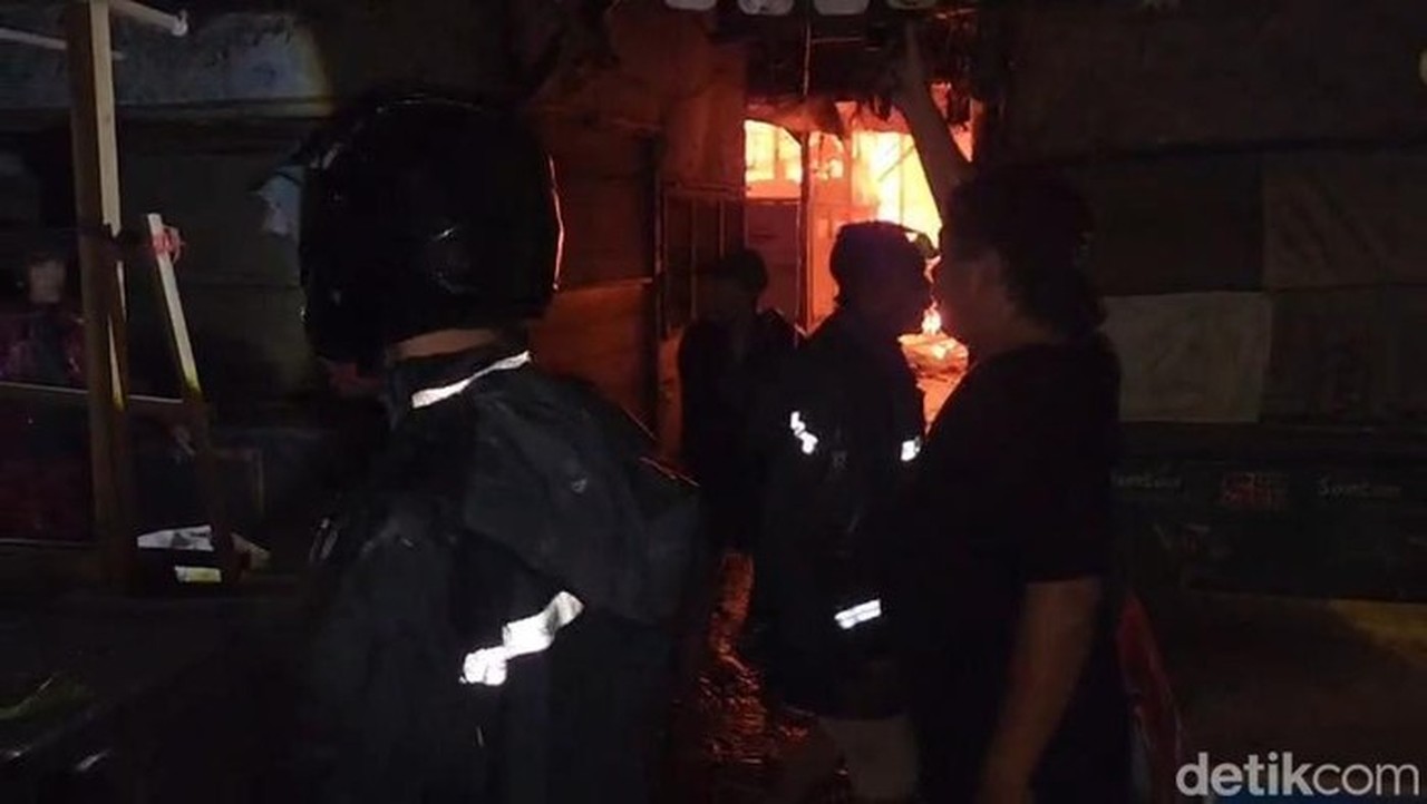 Kebakaran Pasar Lemahabang, Cirebon (foto: Devteo Mahardika)