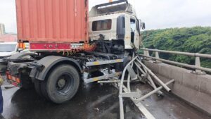 Truk Kontainer Tabrak Pembatas Jalan Tol Wiyoto Wiyono, Lalu Lintas Arah Cawang Macet Parah