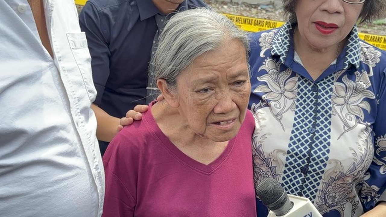 Foto: Elina Widjajanti, Nenek Di Surabaya Yang Diusir Samuel Pembeli Tanah Dan Anggota Ormas (aprilia Devi/detikjatim)