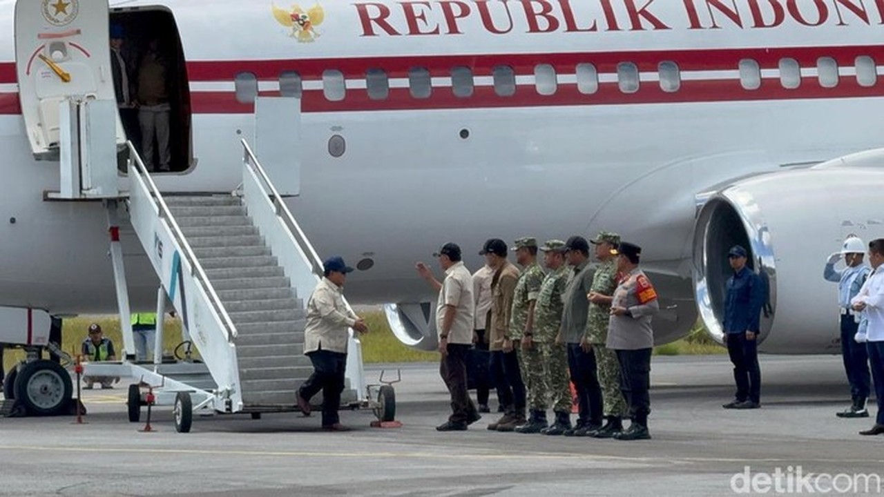 Foto: Presiden Prabowo Subianto Tiba Di Bandar Udara Raja Sisingamangaraja, Silangit, Rabu (31/12/2025), Sebelum Meninjau Lokasi Bencana Di Sumatera Utara. (eva Safitri/detikcom).