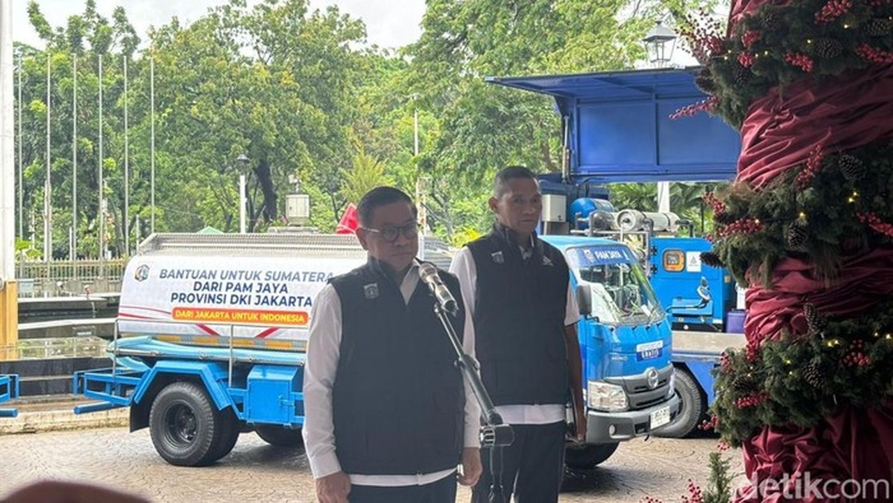 Foto: Gubernur Dki Jakarta Pramono Anung Melepas Penyerahan Bantuan Mobil Tangki Air Milik Pam Jaya Untuk Korban Bencana Di Aceh, Sumatera Utara Dan Sumatera Barat. Acara Digelar Di Balai Kota Jakarta, Rabu (31/12/2025). (kadek Melda Luxiana/detikcom).