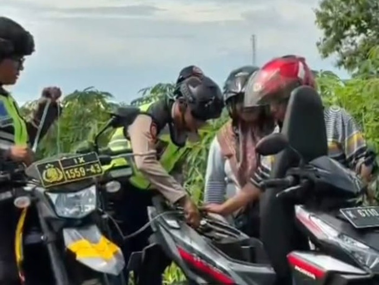 Foto: Polisi Membantu Wisatawan Yang Kehabisan Bensin Di Kudus. Foto Diunggah Selasa (30/12/2025). (dok Istimewa)
