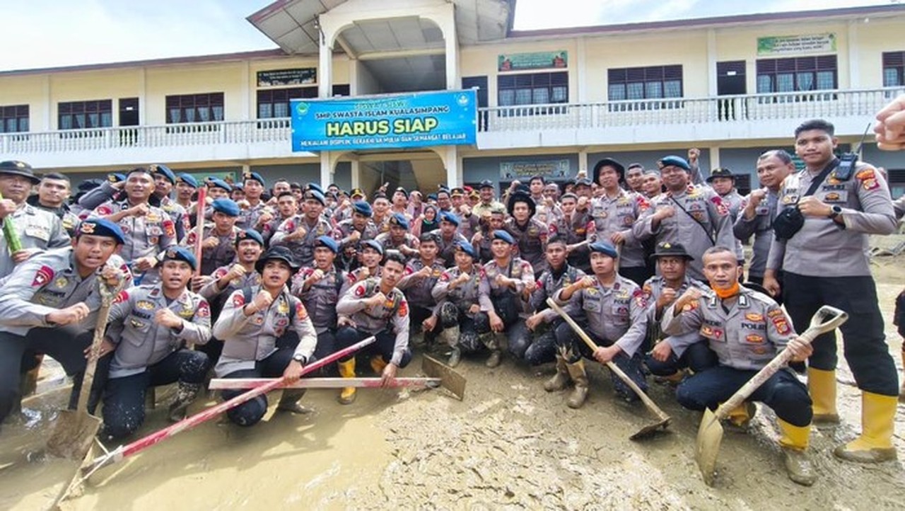 Kapolri Jenderal Listyo Sigit Prabowo Berkunjung Ke Aceh Tamiang Untuk Meninjau Pembersihan Sekolah Sekolah Terdampak Bencana. (foto: Dok. Istimewa)