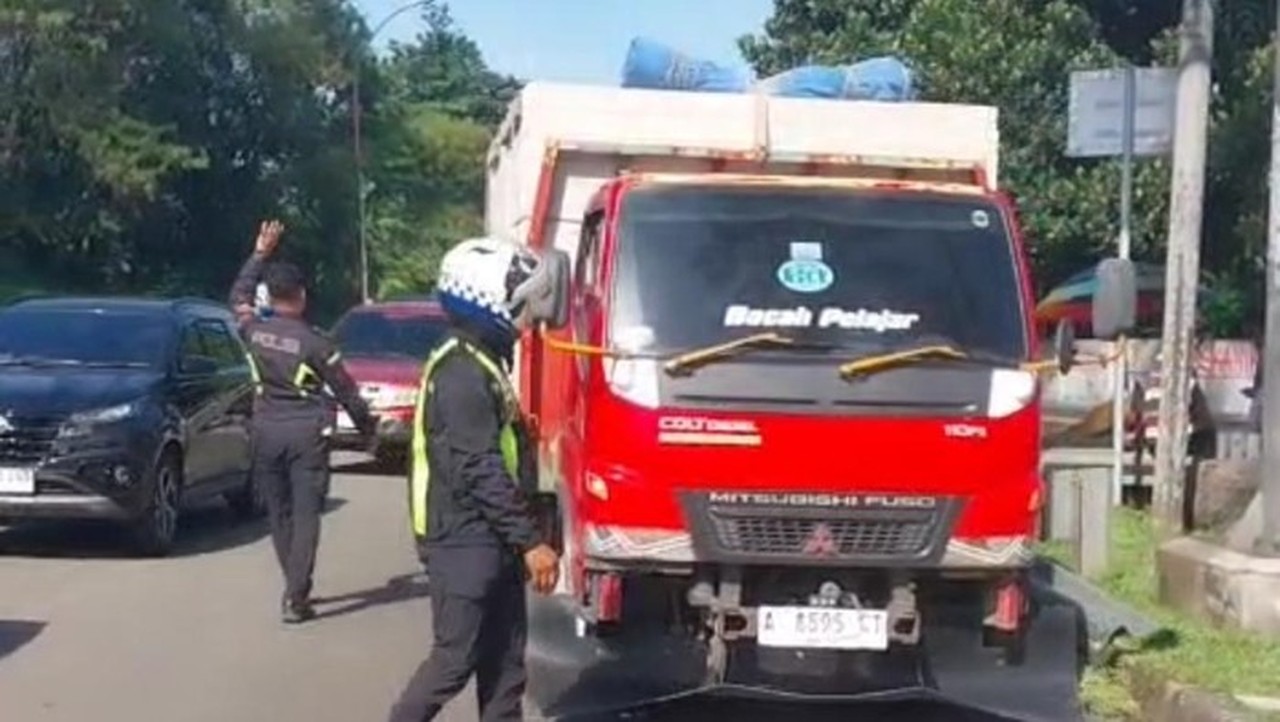 Foto: Truk Bermuatan Hebel Dengan Kapasitas Berlebih Yang Hendak Menuju Puncak Bogor Diputar Balik Oleh Petugas Kepolisian. (dok. Ist)