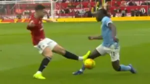 Alasan VAR Tak Kartu Merah Diogo Dalot, Premier League Klaim Tekel ke Jeremy Doku Tak Berbahaya