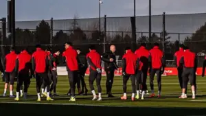 Arne Slot Beri Sinyal Diplomatis Terkait Krisis Lini Belakang Liverpool dan Rencana Transfer Pemain