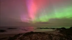 Aurora Hiasi Langit Utara, Badai Geomagnetik Parah Mengancam Jaringan Listrik Global