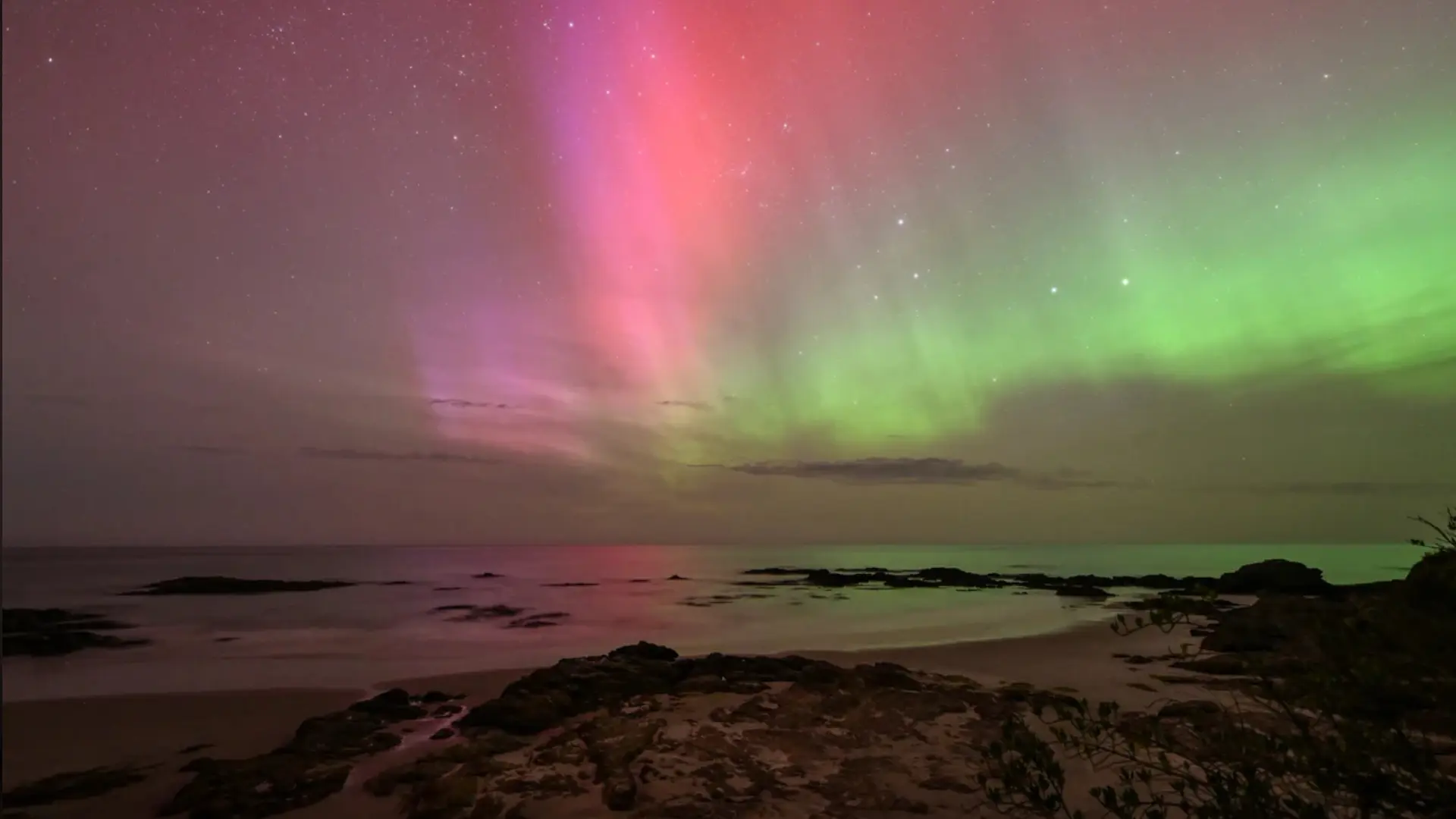 Aurora Hiasi Langit Utara Badai Geomagnetik Parah Mengancam Jaringan Listrik Global