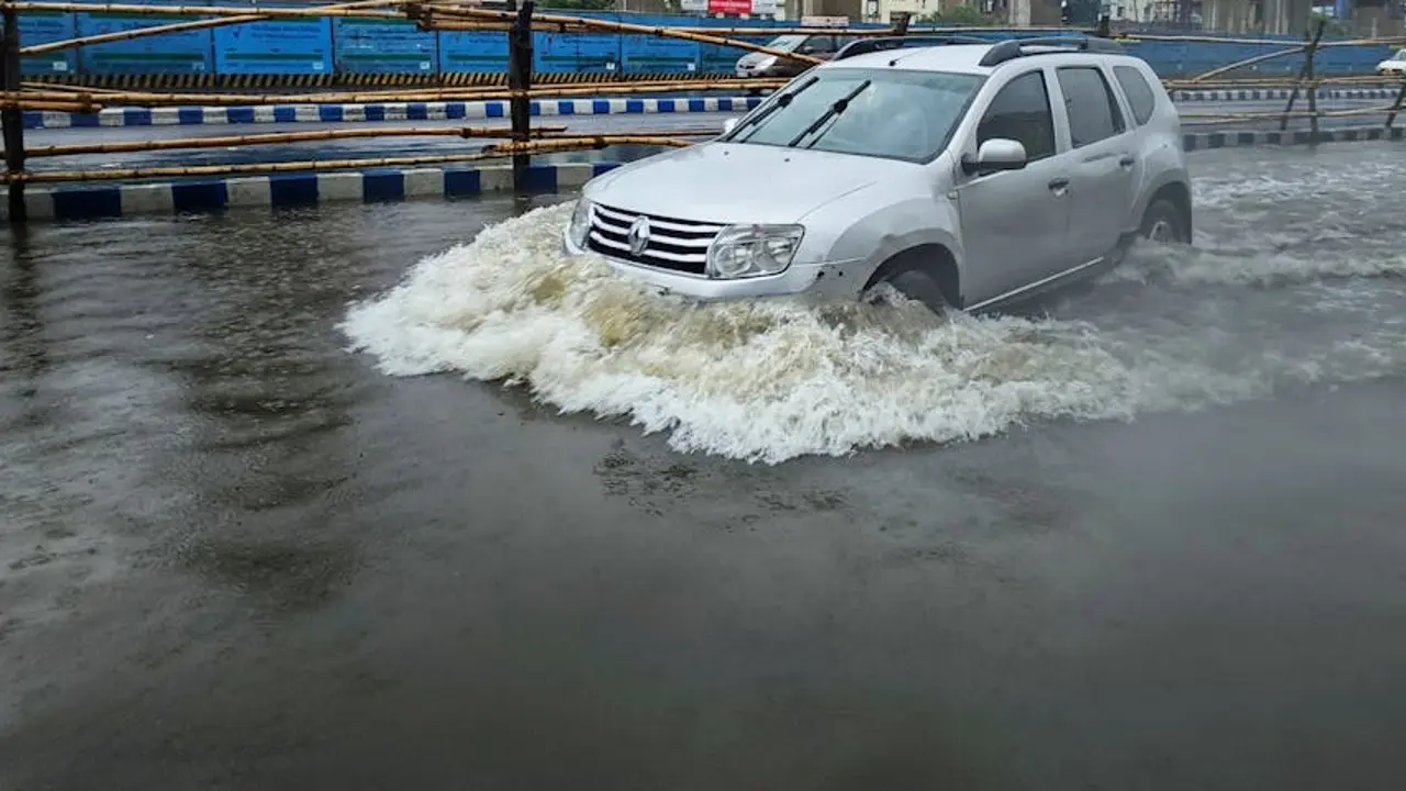 Banjir 80 Cm Rendam Jembatan Tiga Pluit Akses Kendaraan Lumpuh Total Pagi Ini (1)