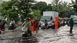 Banjir Jakarta Meluas Siang Ini, 52 RT dan 17 Ruas Jalan Terendam Air