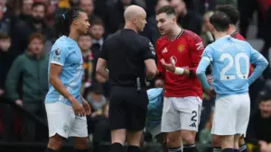 Eks Wasit Liga Inggris Nilai Dalot Layak Kartu Merah di Derby Manchester, Keputusan Wasit Dipertanyakan