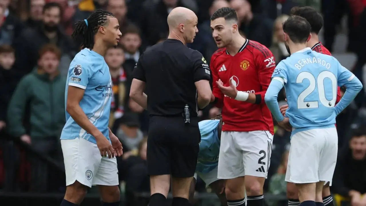 Eks Wasit Liga Inggris Nilai Dalot Layak Kartu Merah Di Derby Manchester, Keputusan Wasit Dipertanyakan