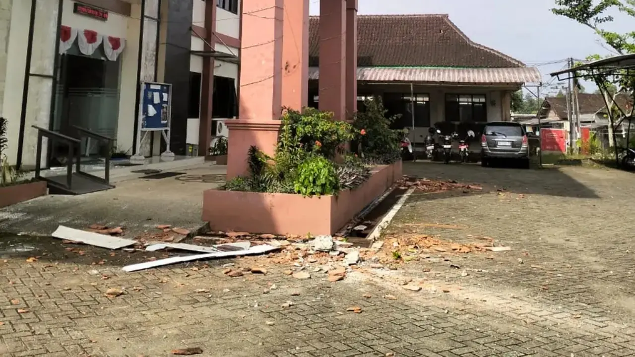 Gempa Pacitan Sebabkan Kerusakan Gedung Dan Perjalanan Ka Dihentikan Sementara