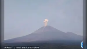 Gunung Semeru Erupsi 3 Kali Jumat Pagi Ini, Kolom Abu Capai 1.000 Meter