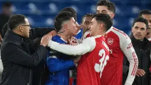 Chelsea vs Arsenal: Drama Panas Enzo Fernandez Cengkeram Leher Martin Zubimendi Usai Laga