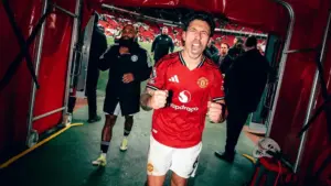 Lisandro Martinez Balas Kritik Pedas Paul Scholes dan Nicky Butt Usai Manchester United Tekuk City