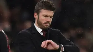 Michael Carrick Respons Santai Dinamika Transfer Manchester United
