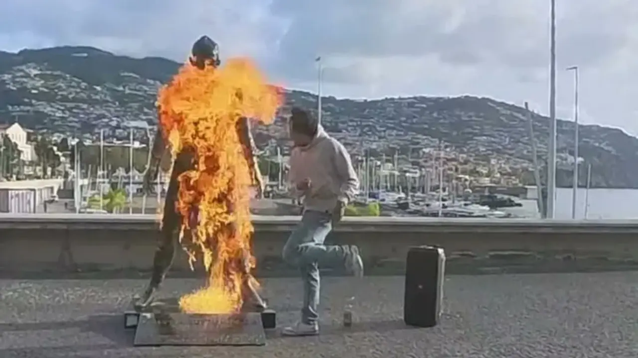 Patung Ronaldo Dibakar