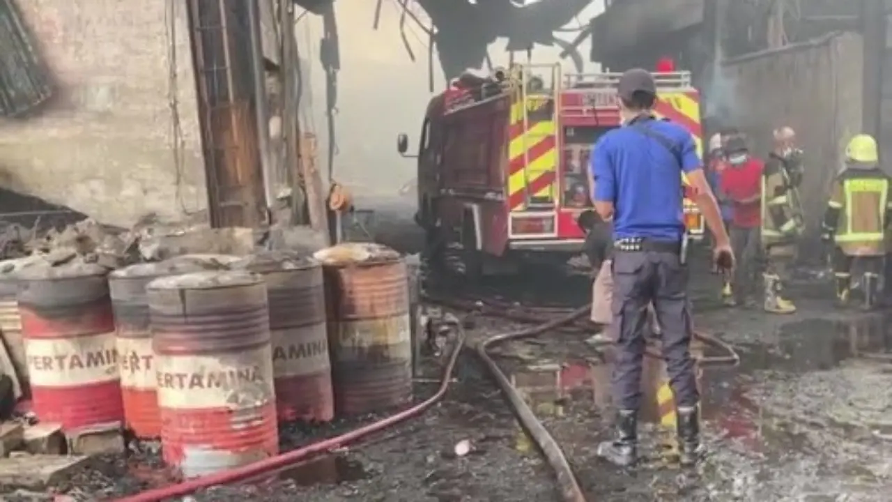 Pabrik Sandal Swallow Medan Terbakar Lebih Dari 15 Jam Pemadaman Masih Berlangsung