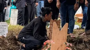 Reza Arap Histeris Usai Pemakaman Lula Lahfah: “Kenapa Nggak Dengerin Gue?”